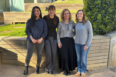 De dreta a esquerra de la foto Ana Barjas, Belén Ramos, Gemma Riquelme del grup de recerca Etiopatogènia i Tractament de Trastorns Mentals Greus (MERITT), i América Vera, Universidad de San Sebastián de Xile.